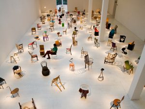 installation-gamper-100-chairs-milan